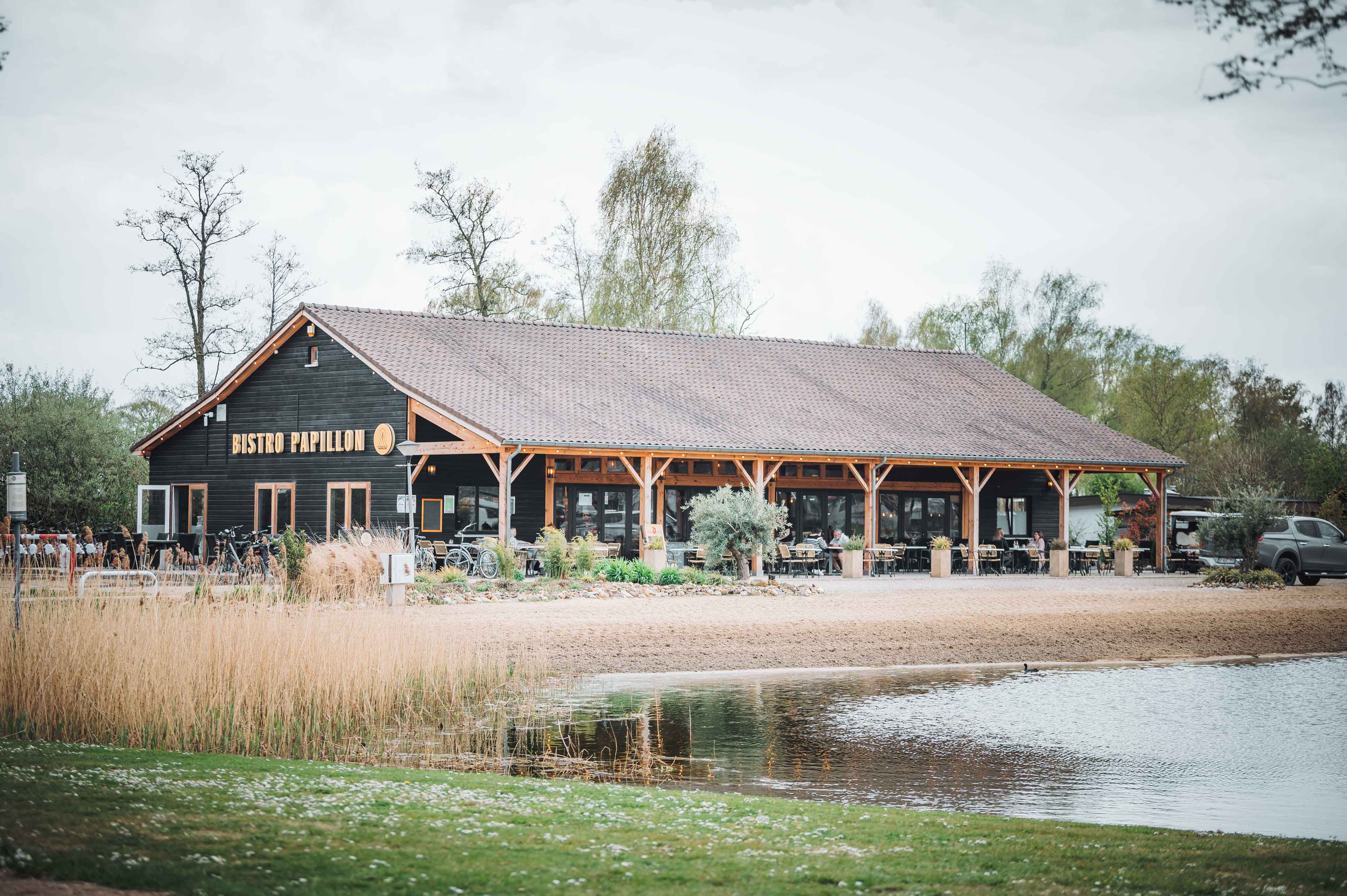 bistro papillon, exterieur in landschap — graffo fotografie