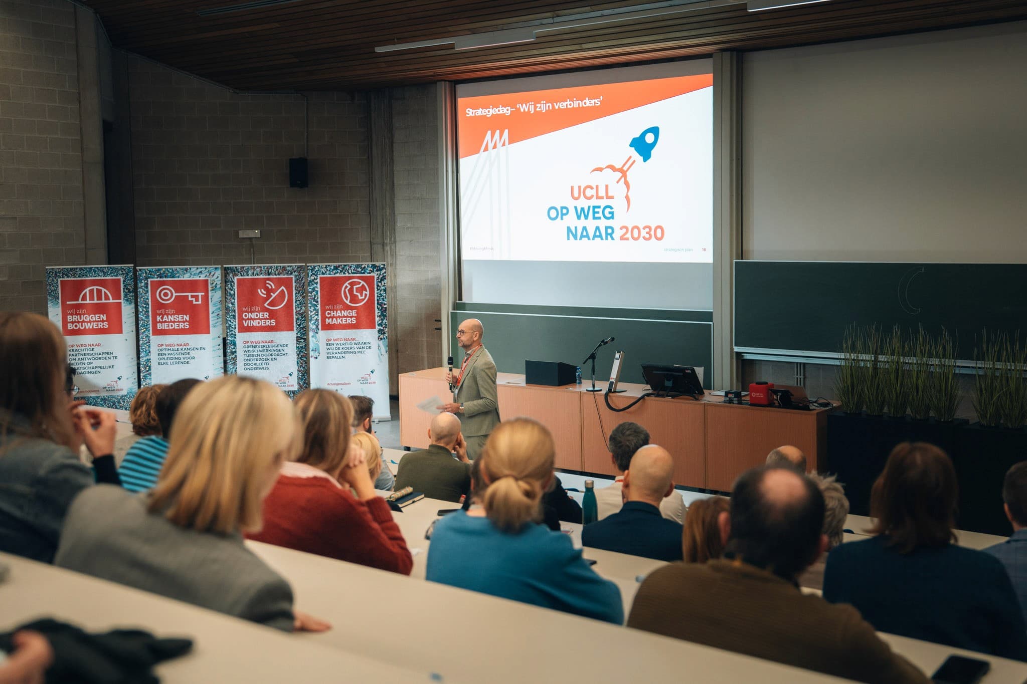 ucll strategiedag, groep luisterend — graffo fotografie