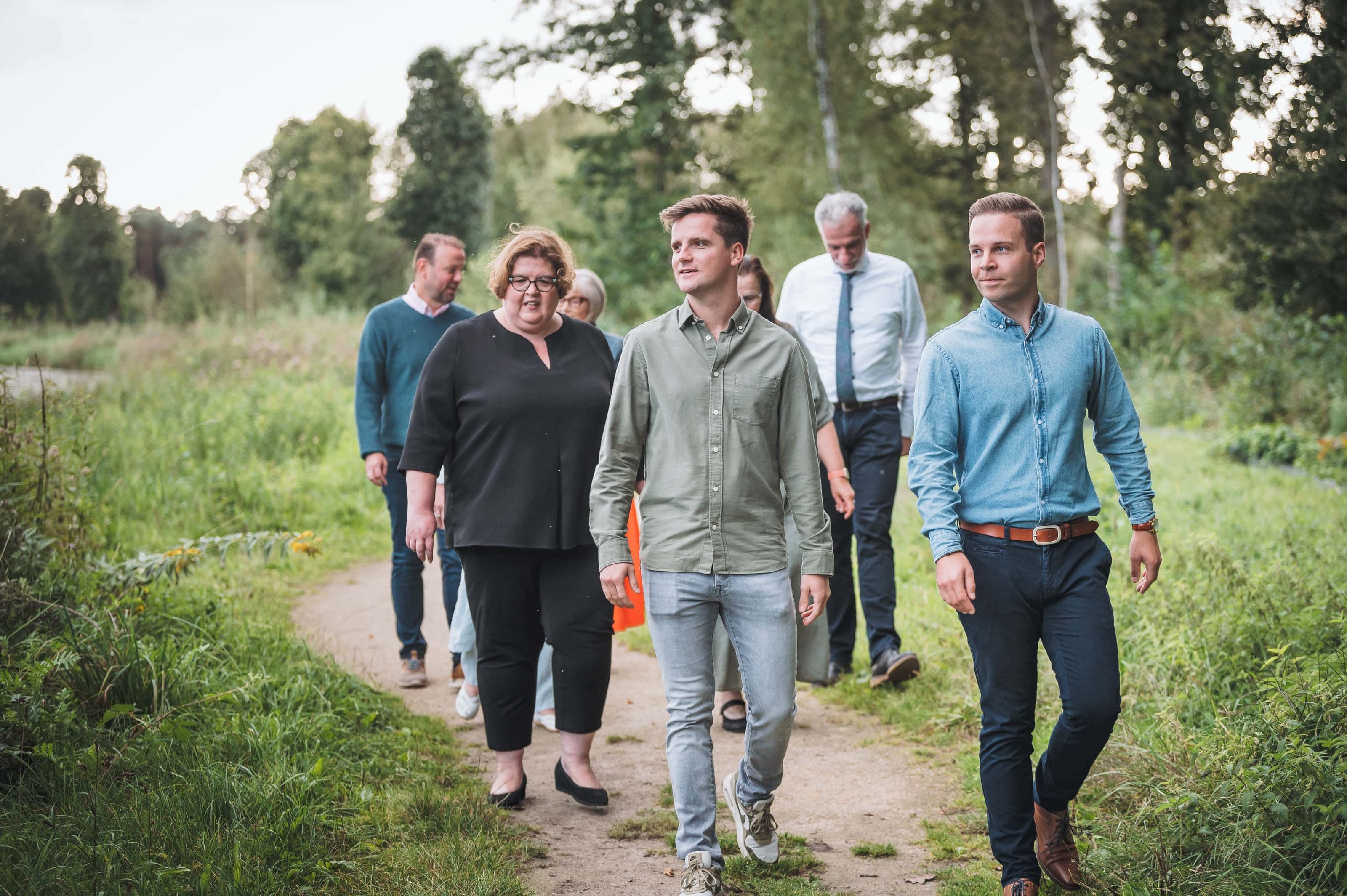 groep wandelt door open landschap — graffo fotografie