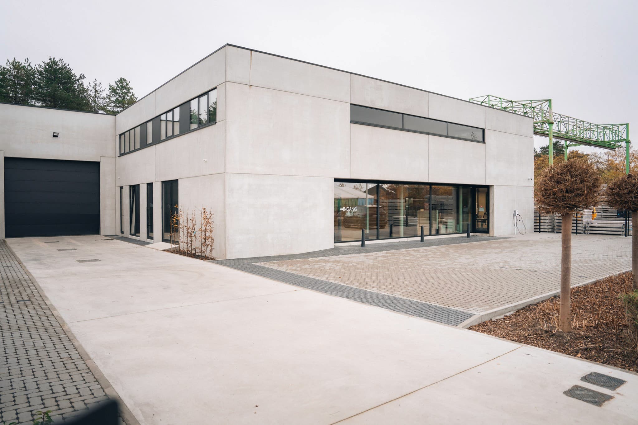 modern bedrijfsgebouw in beton — graffo fotografie