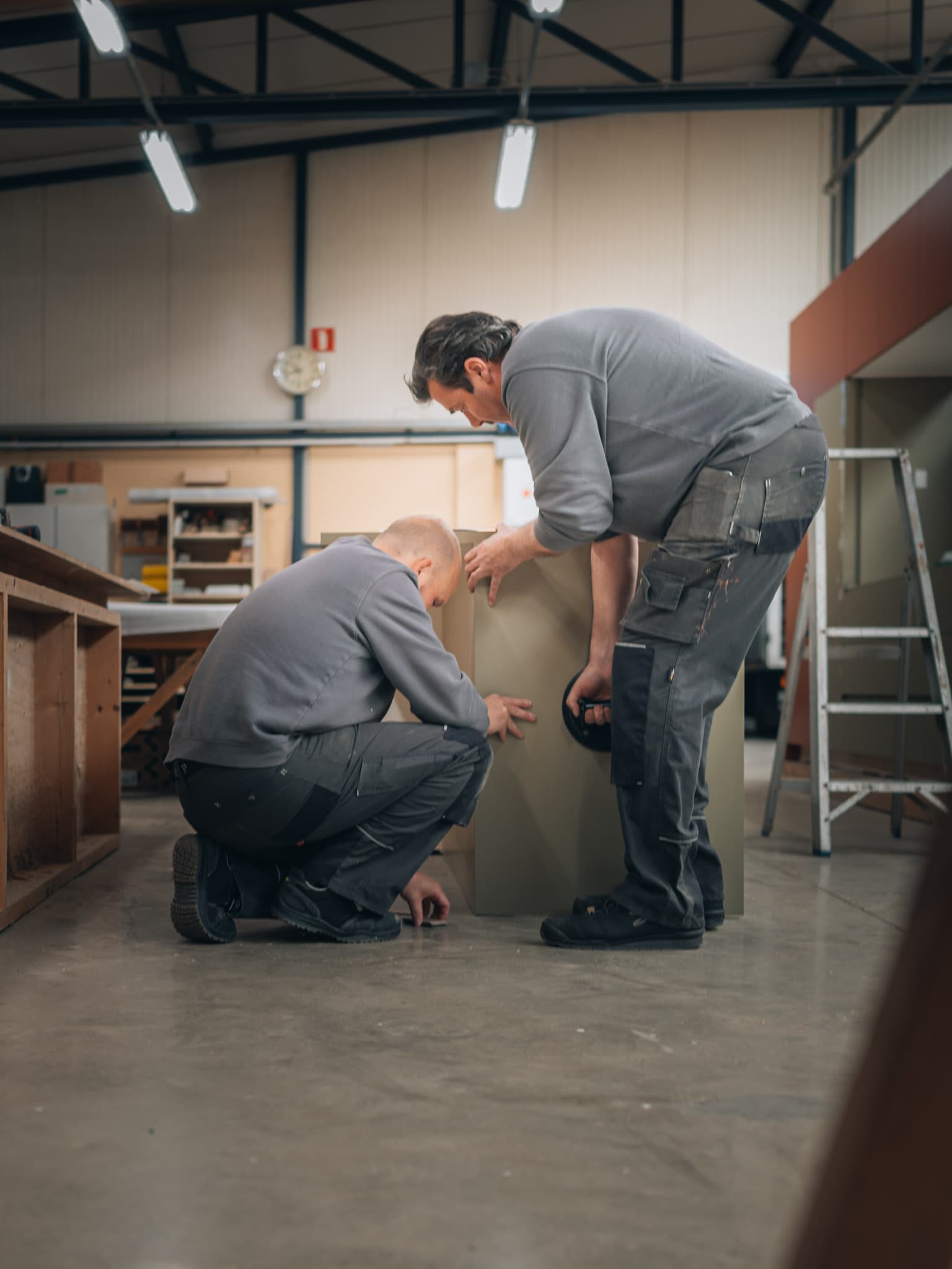 twee werkers in productiehal — graffo fotografie