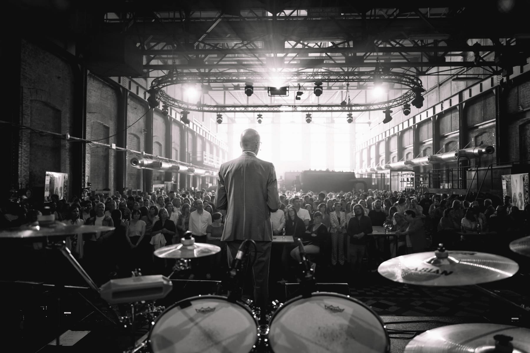 spreker silhouet in industriele hal — graffo fotografie