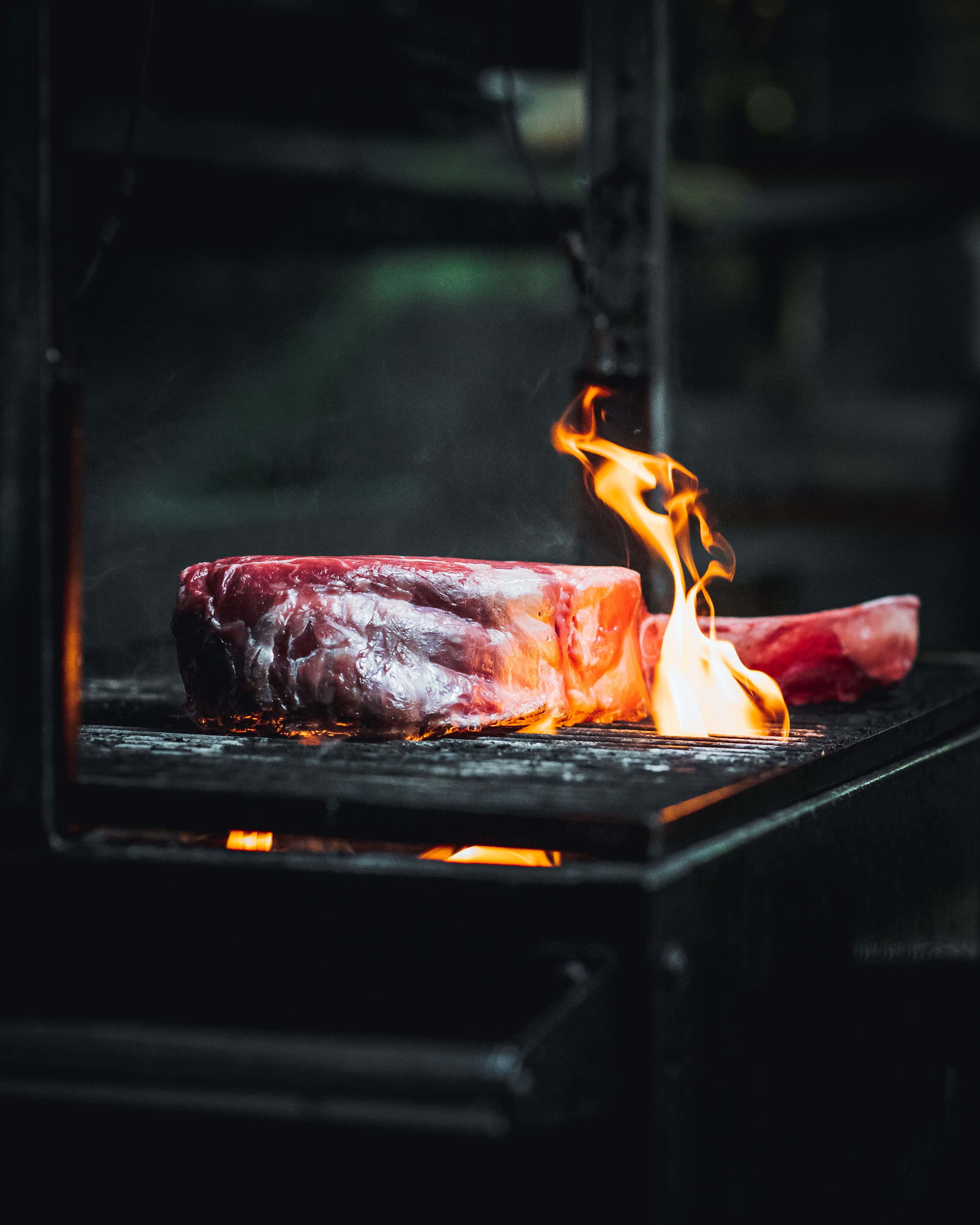 steak op vlammen, close-up — graffo fotografie