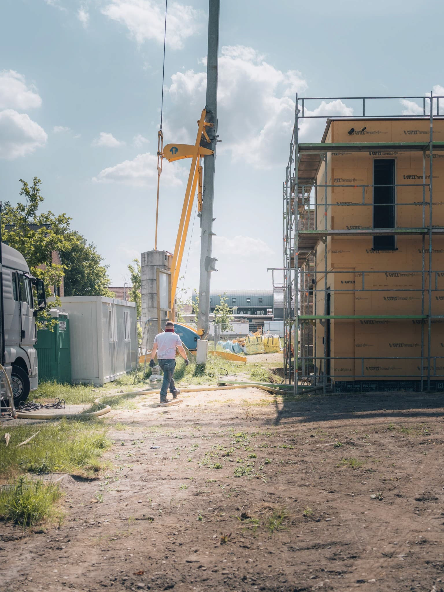 kraan plaatst houtskeletbouw — graffo fotografie