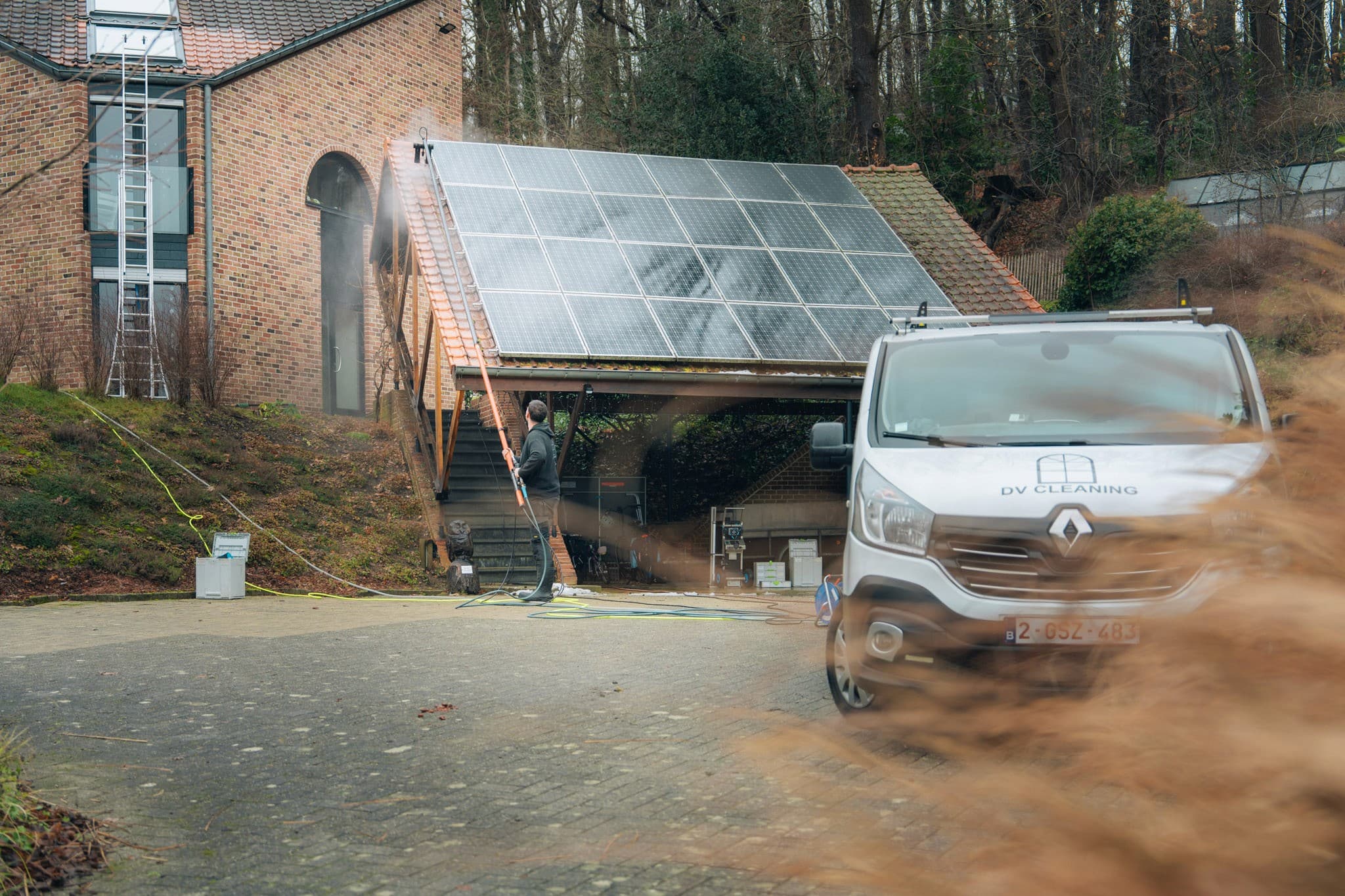 dv cleaning, werker met zonnepanelen — graffo fotografie