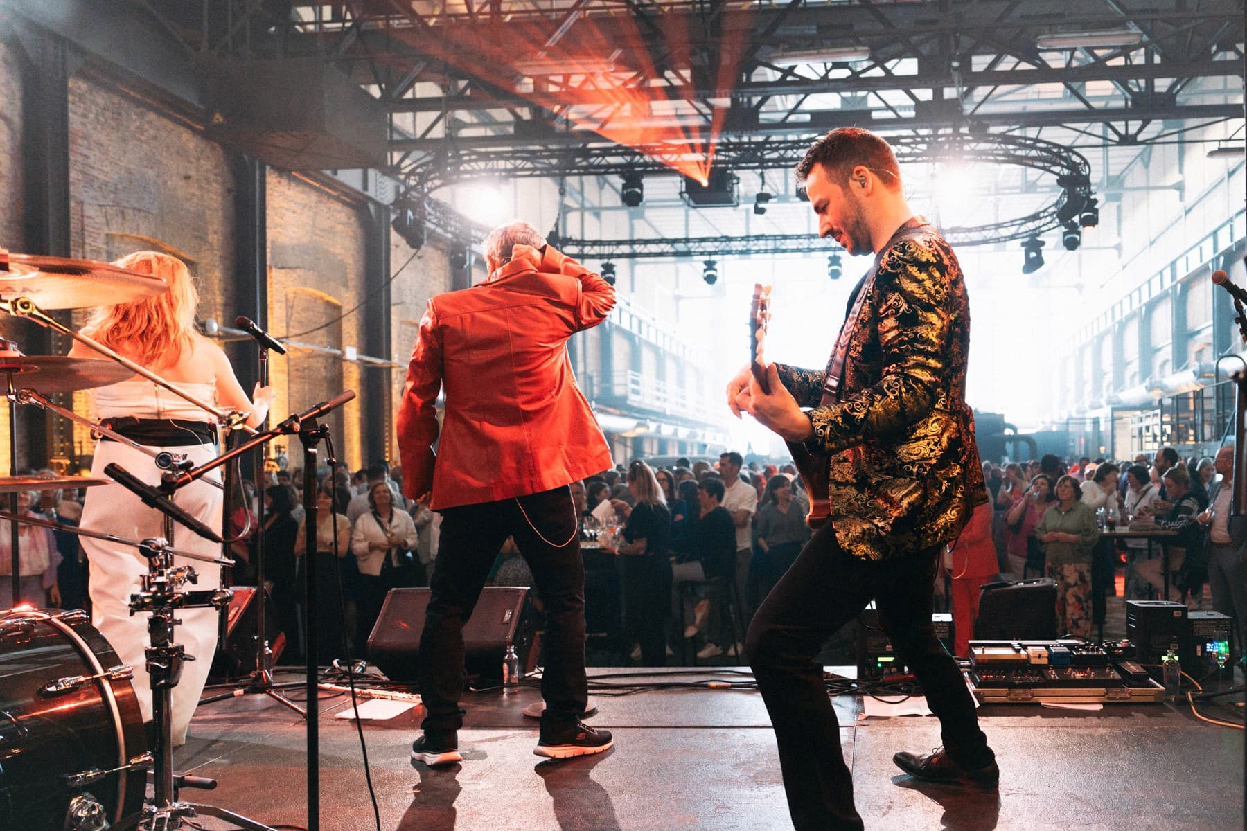 concert publiek met handen omhoog — graffo fotografie