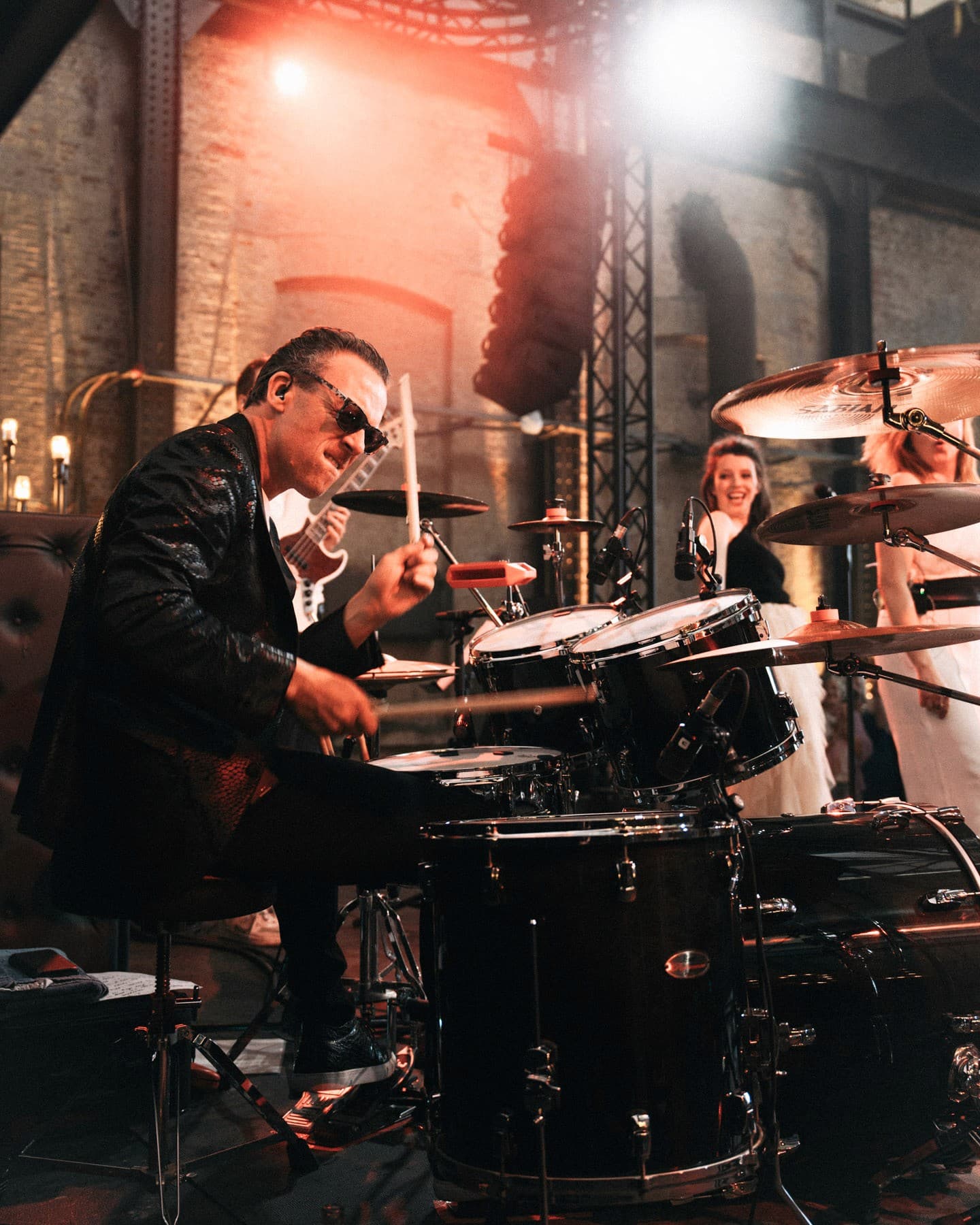 drummer en zangeres tijdens optreden — graffo fotografie