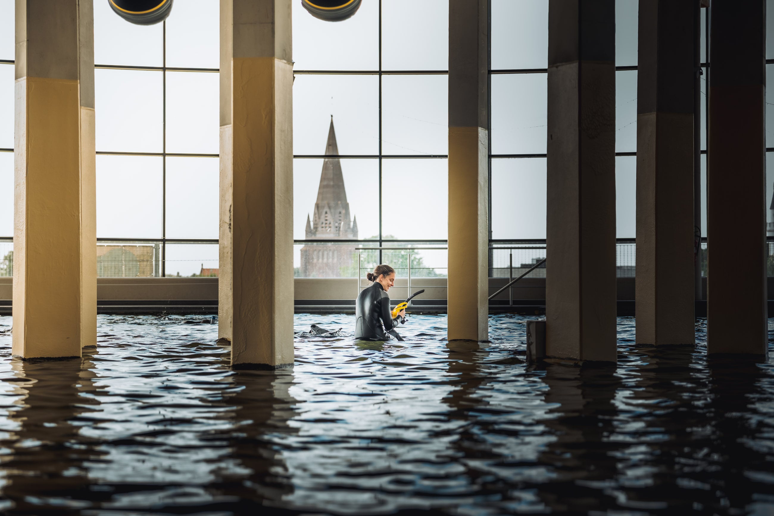 overstroomd interieur met spiegelend water — graffo fotografie