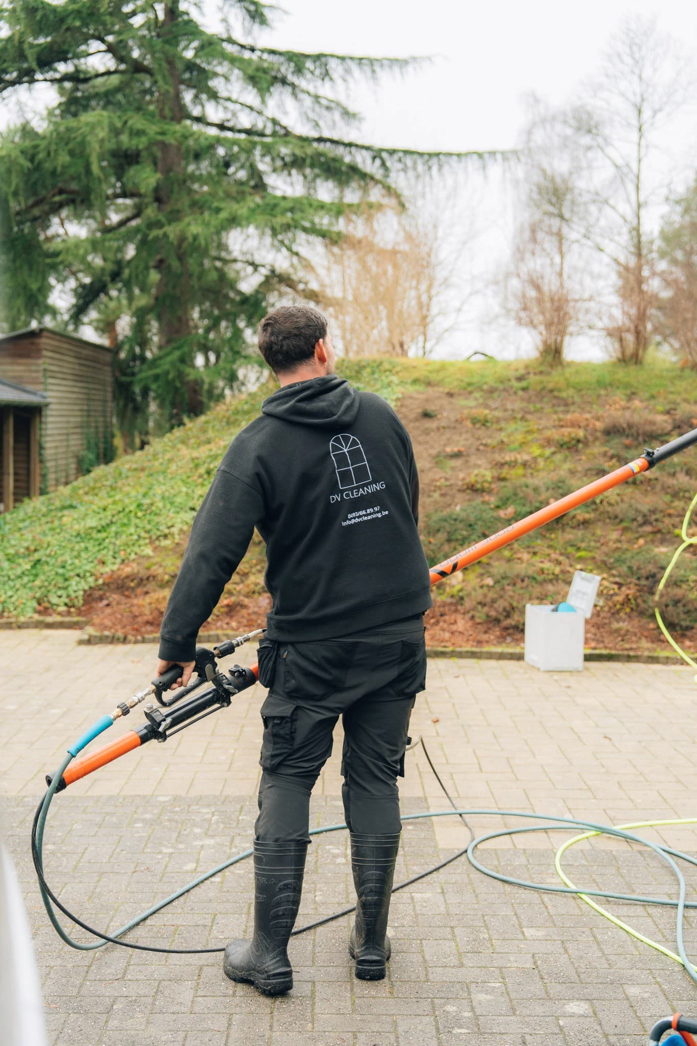 in cleaning, werker bij voertuig — graffo fotografie