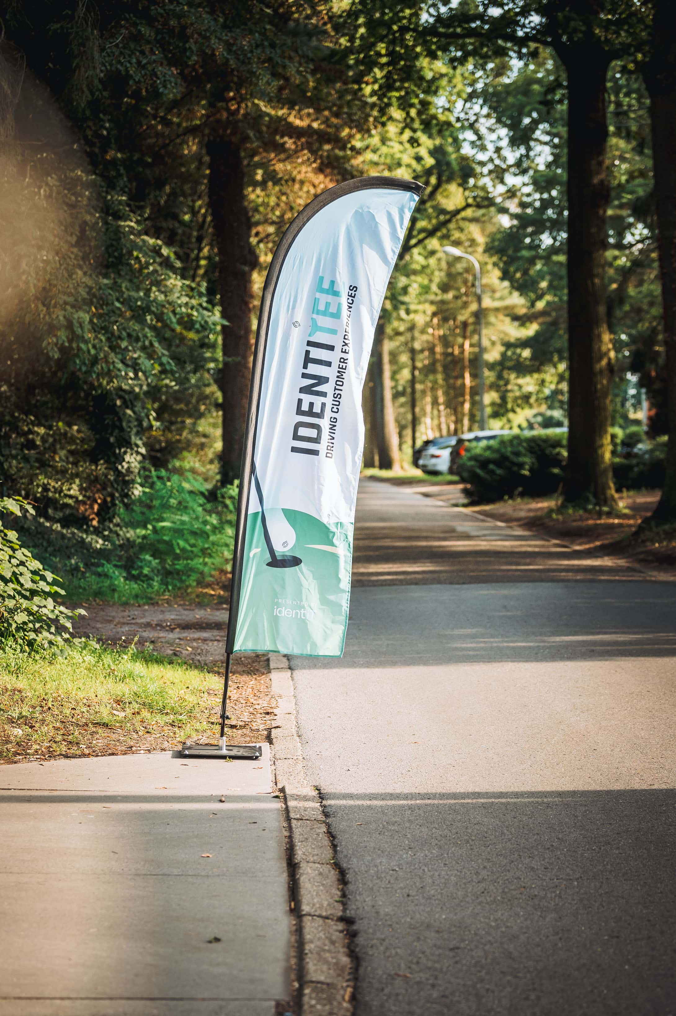 identitef vlag in publiek — graffo fotografie