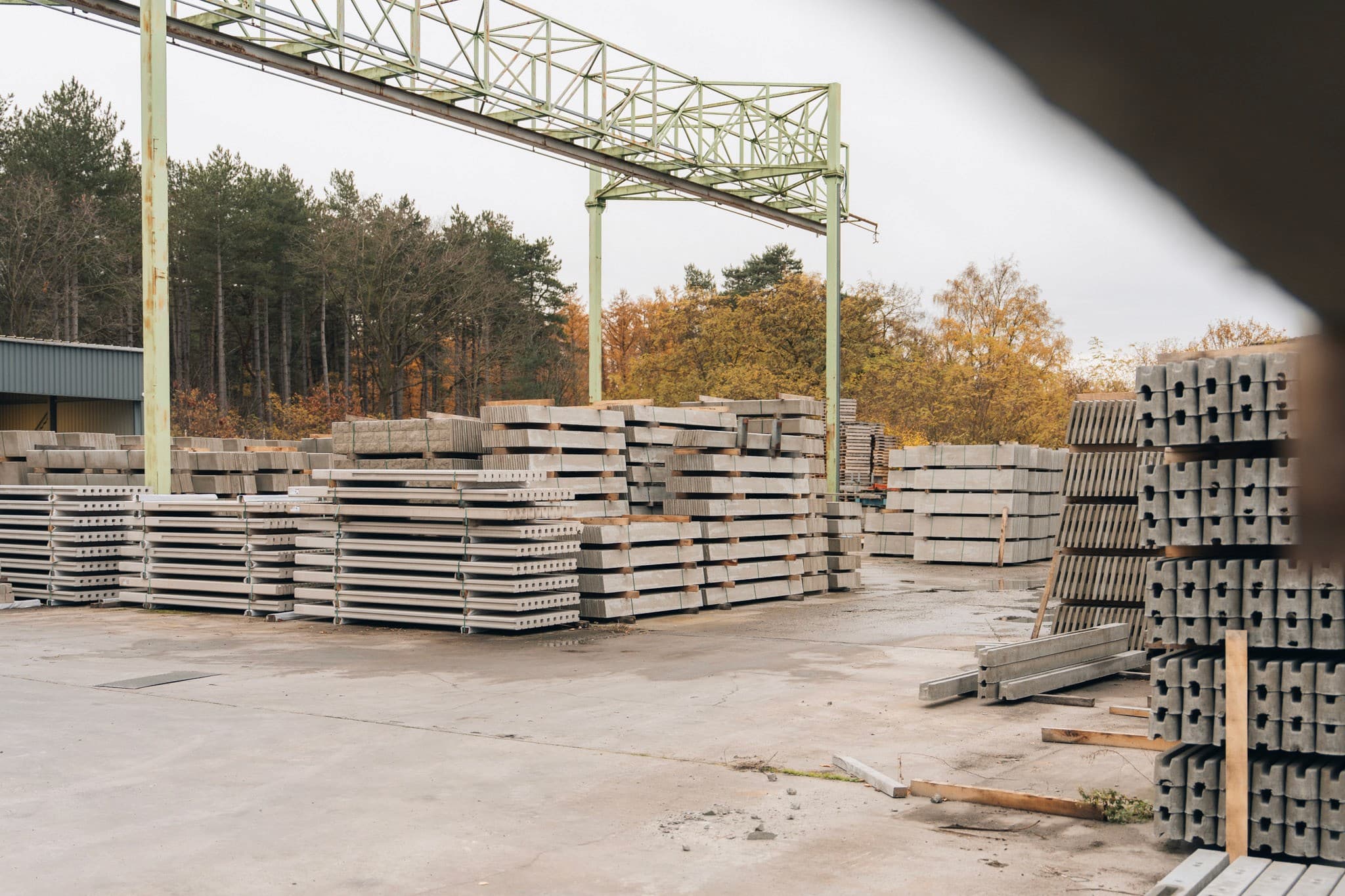 betonwerf, werker in actie — graffo fotografie