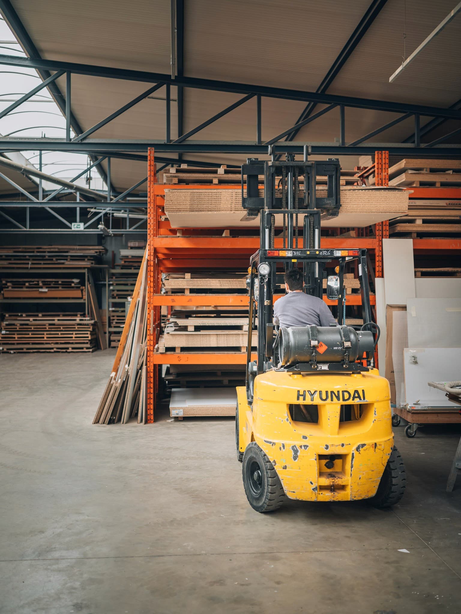 heftruck in magazijn — graffo fotografie