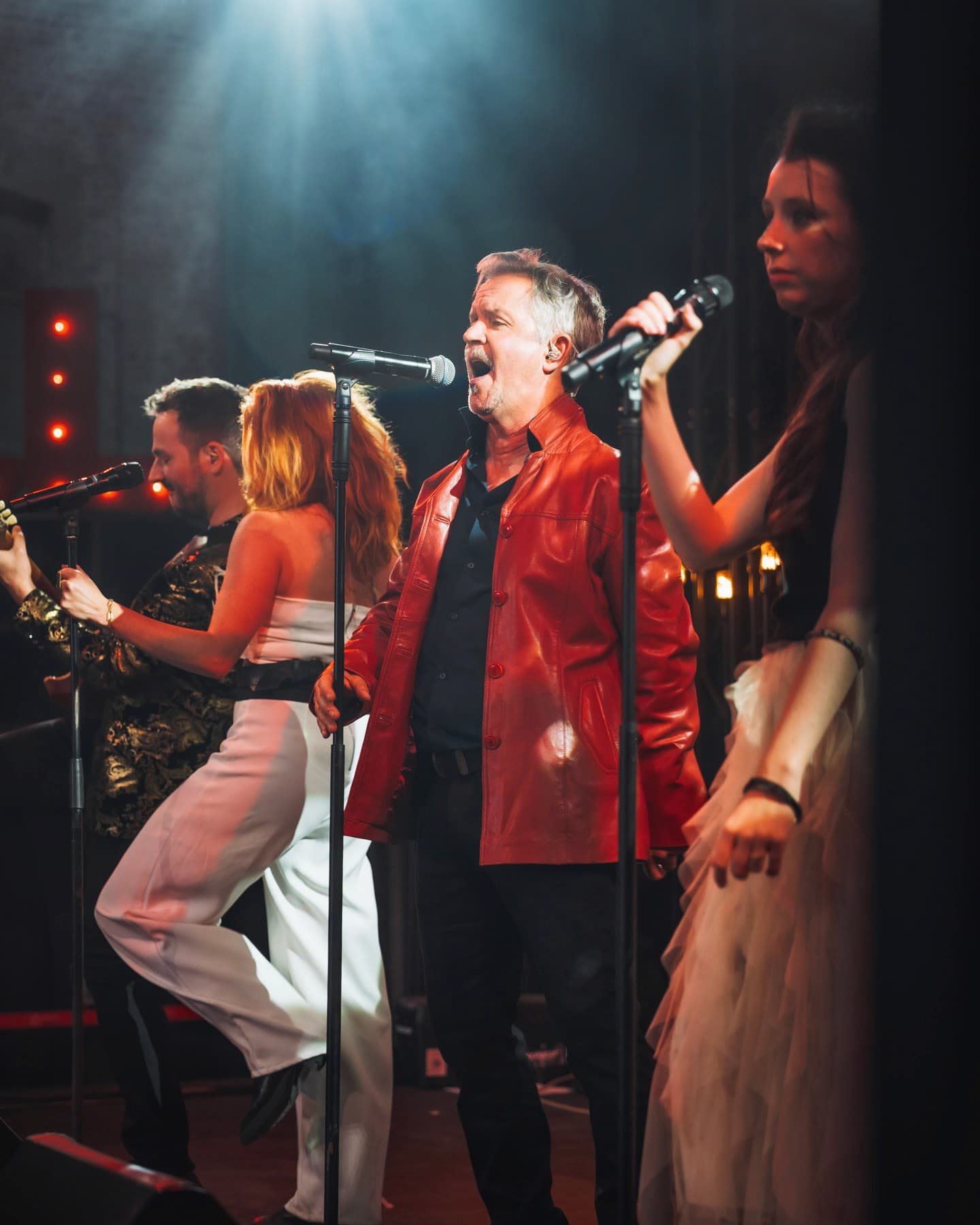 zanger in rood jasje op podium — graffo fotografie