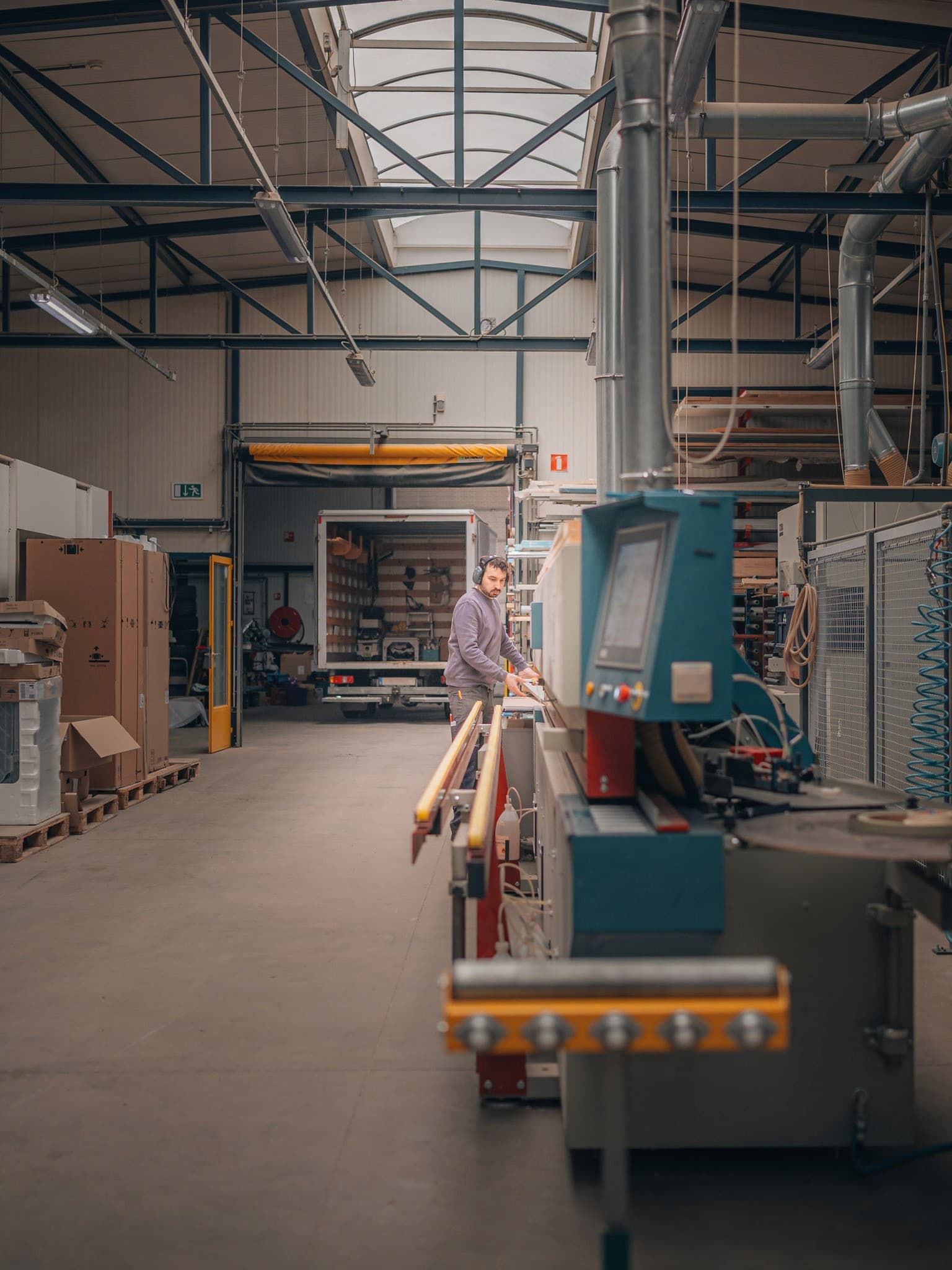 werker aan machine met dampbuizen — graffo fotografie