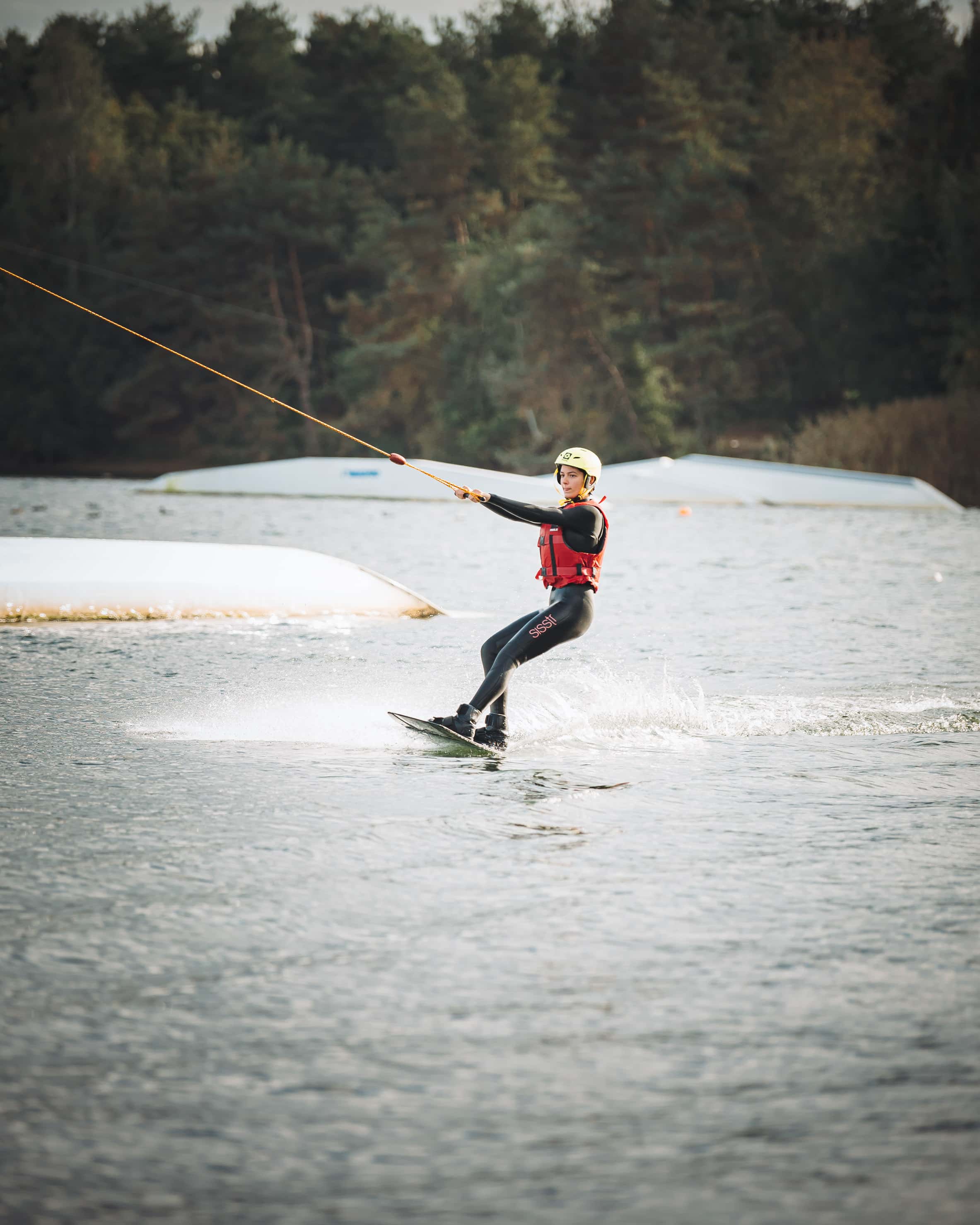 wakeboarder snijdt door water — graffo fotografie