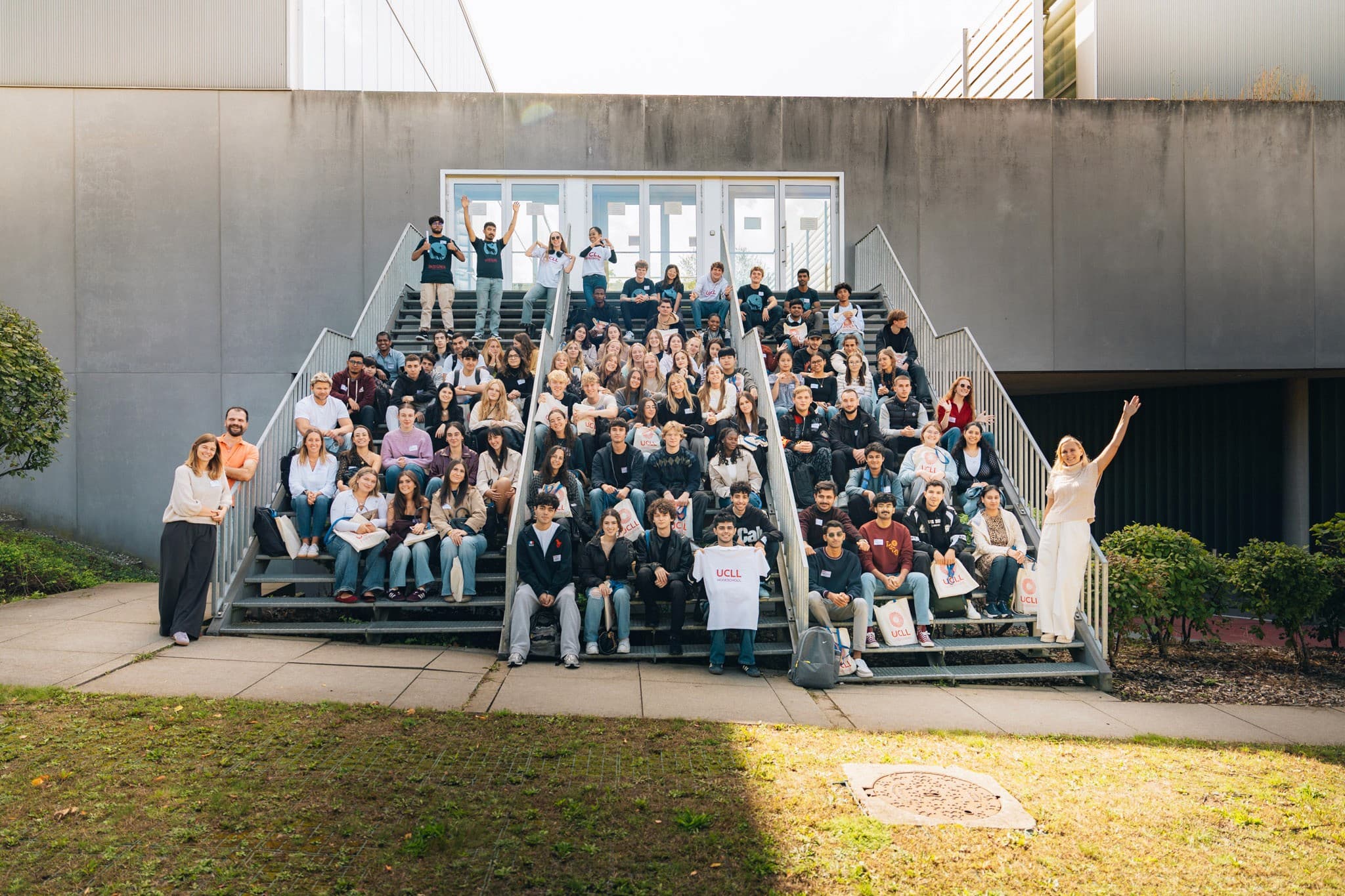 groep poseert op trap — graffo fotografie